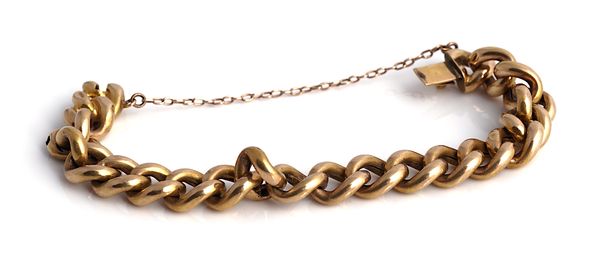 A GOLD HOLLOW CURB LINK BRACELET