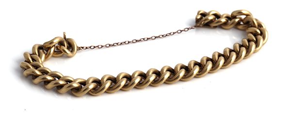 A GOLD HOLLOW CURB LINK BRACELET