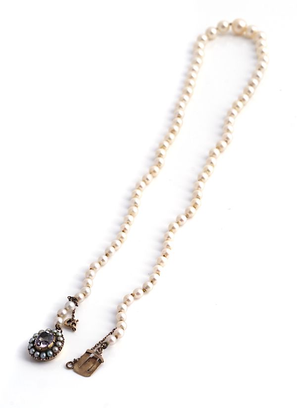 A GRADUATED SINGLE ROW CULTURED PEARL NECKLACE