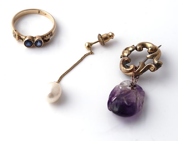 A GOLD, SAPPHIRE AND DIAMOND RING AND TWO FURTHER ITEMS (3)