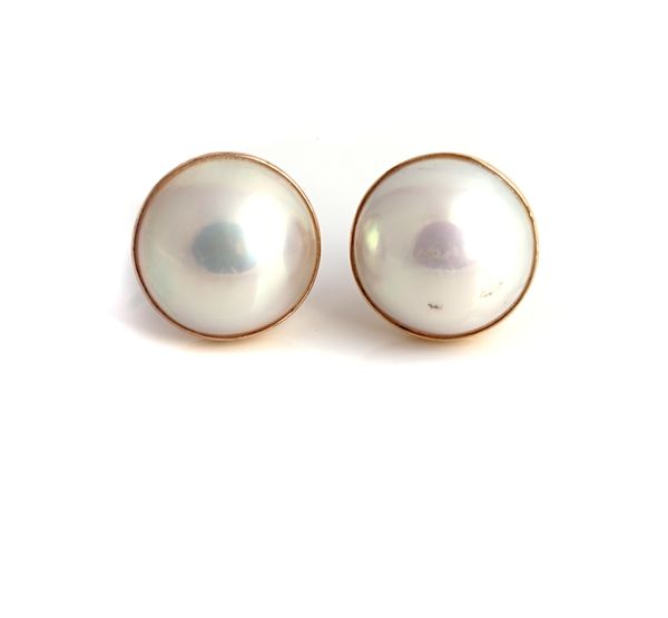 A PAIR OF GOLD AND MABE CULTURED PEARL EARSTUDS