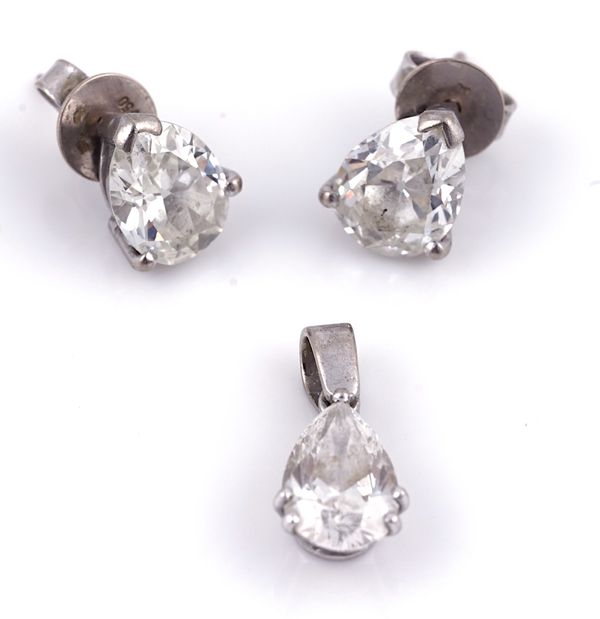 A PAIR OF DIAMOND SINGLE STONE EARSTUDS AND A DIAMOND PENDANT