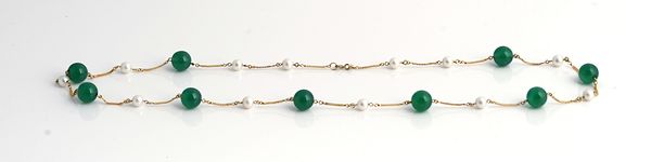 A GOLD, DYED GREEN AGATE AND CULTURED PEARL NECKLACE