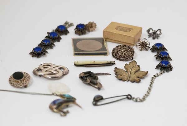 A COLLECTION OF JEWELLERY AND FURTHER ITEMS (QTY)