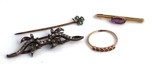 A DIAMOND BROOCH AND THREE FURTHER ITEMS OF JEWELLERY (4)