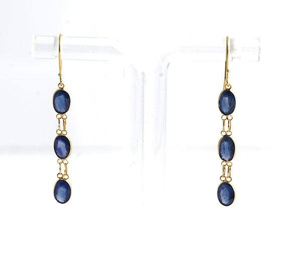 A PAIR OF GOLD AND SAPPHIRE THREE STONE PENDANT EARRINGS