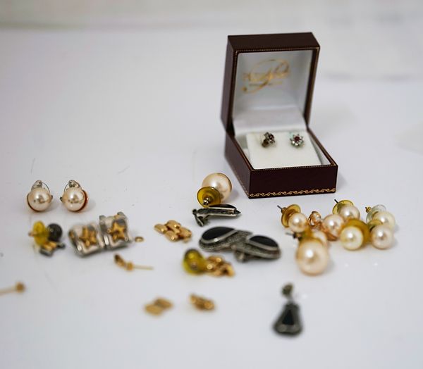 A PAIR OF 18CT GOLD EARSTUDS AND FURTHER PAIRS OF EARRINGS (QTY)