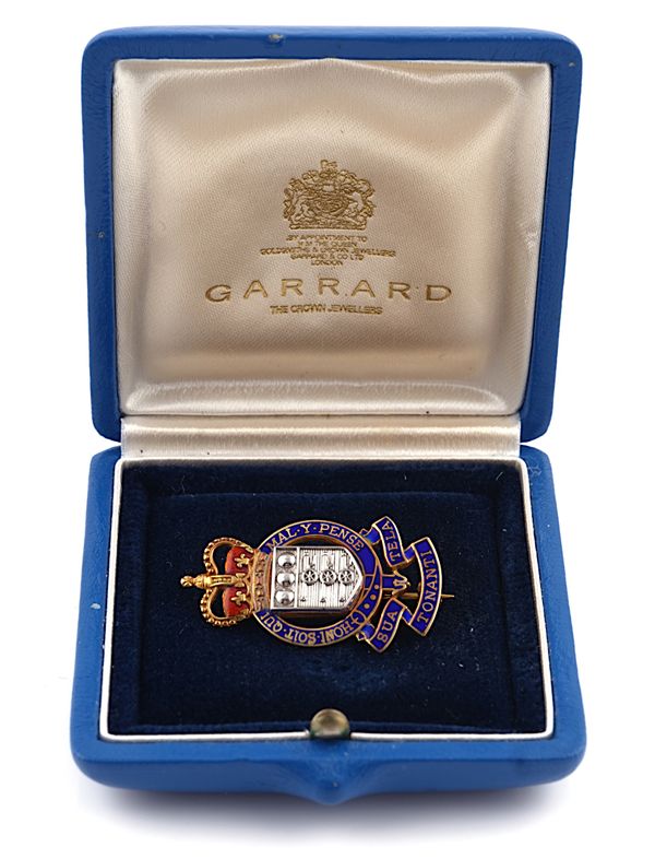 A 9CT GOLD AND ENAMELLED MILITARY BROOCH BADGE, DESIGNED AS THE BADGE OF THE ROYAL ARMY ORDNANCE CORPS