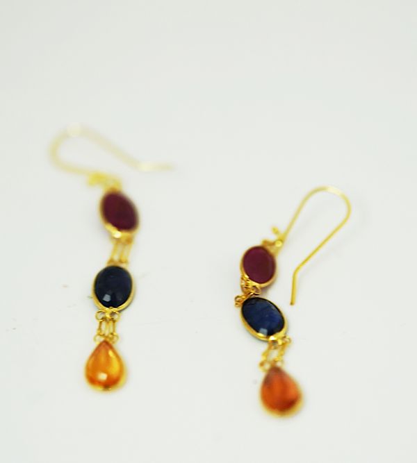 A PAIR OF GOLD AND VARICOLOURED SAPPHIRE THREE STONE PENDANT EARRINGS