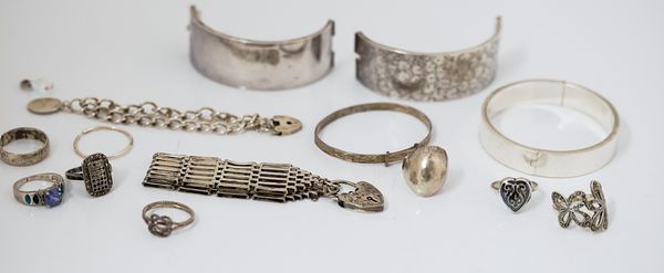 A GROUP OF MOSTLY SILVER JEWELLERY (47)