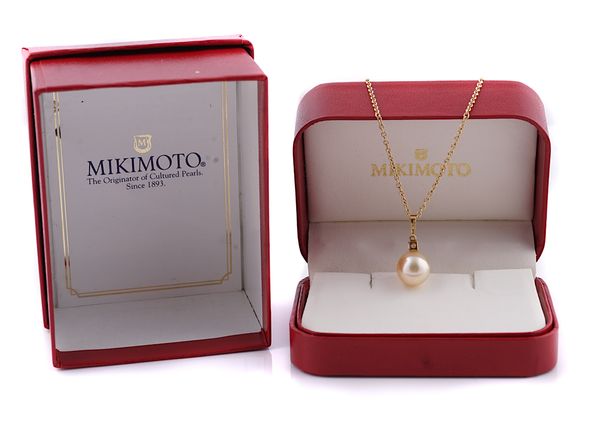 A MIKIMOTO 18CT GOLD, DIAMOND AND CULTURED PEARL PENDANT WITH AN 18CT GOLD NECKCHAIN