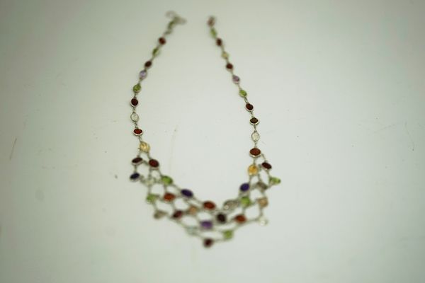 A SILVER AND VARICOLOURED GEMSTONE NECKLACE