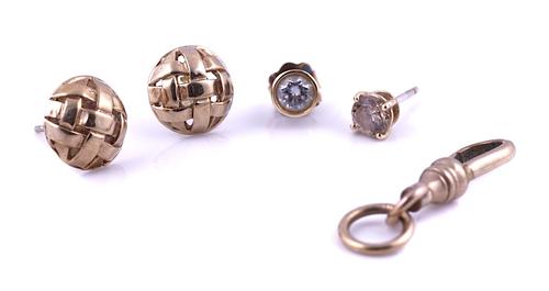 TWO ODD DIAMOND SINGLE STONE EARSTUDS AND TWO FURTHER ITEMS (4)