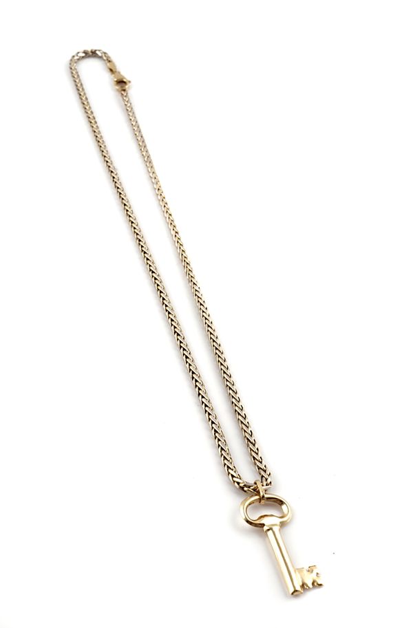 A TWO COLOUR GOLD NECKLACE WITH A PENDANT