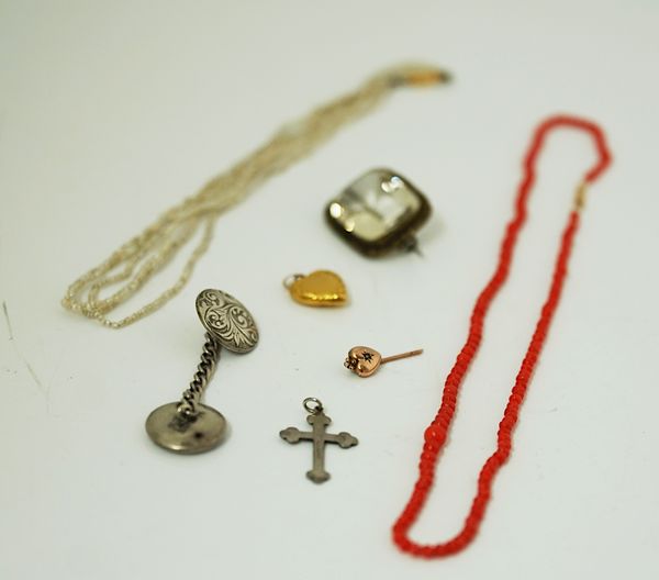 A THREE ROW NECKLACE OF SEED PEARLS AND SIX FURTHER ITEMS OF JEWELLERY (7)