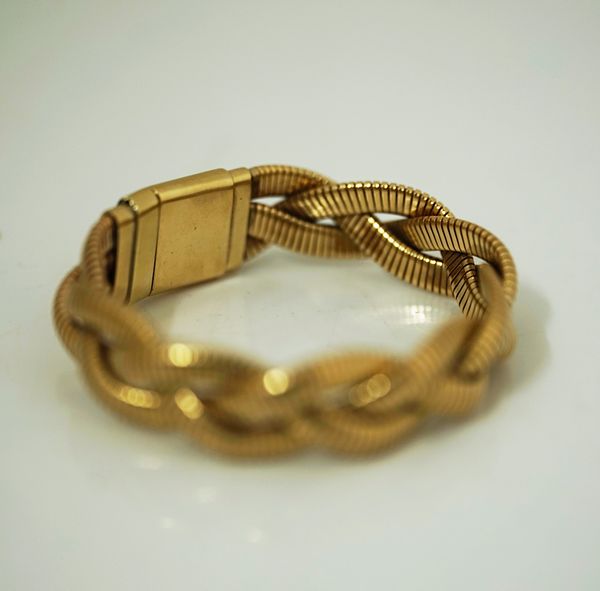 A GOLD BRACELET