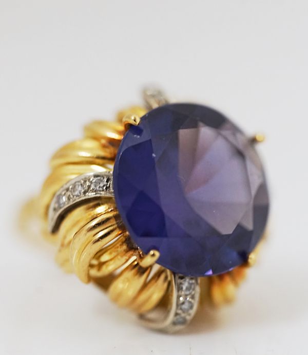 A GOLD, DIAMOND AND MAUVE GEM SET RING