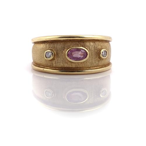 AN 18CT GOLD, RUBY AND DIAMOND THREE STONE RING