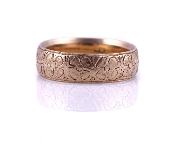 A VICTORIAN 18CT GOLD WEDDING BAND RING