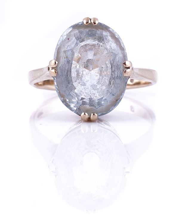 A GOLD AND BLUE TOPAZ SINGLE STONE RING