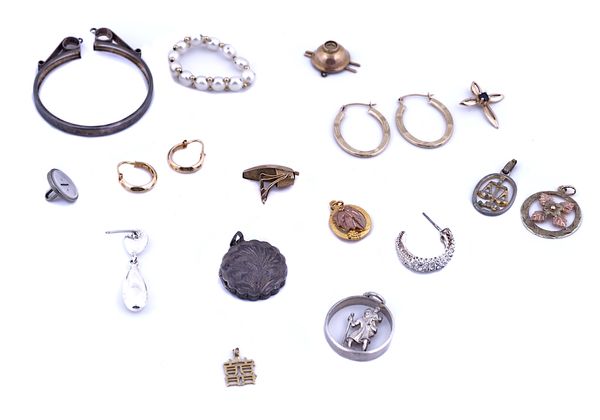 FIVE GOLD PENDANTS AND CHARMS, TWO PAIRS OF GOLD EARRINGS AND NINE FURTHER ITEMS (16)