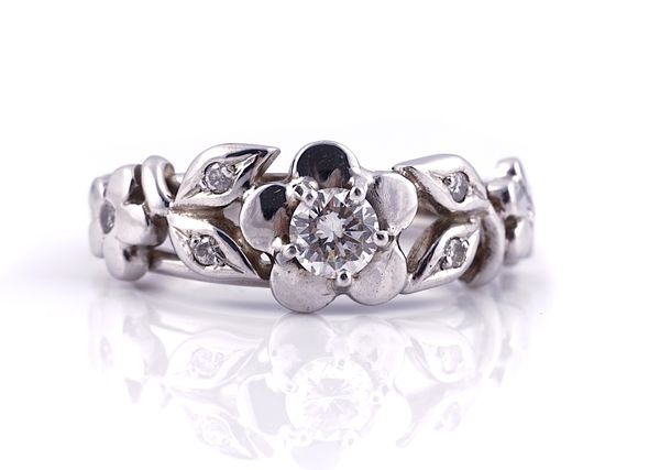 A 9CT WHITE GOLD AND DIAMOND RING