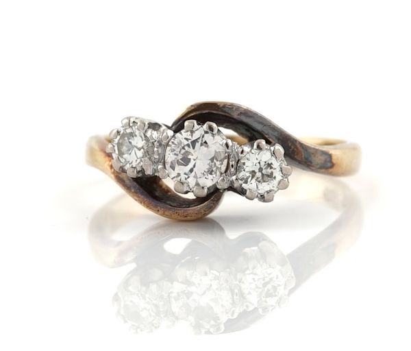 AN 18CT GOLD AND DIAMOND THREE STONE RING