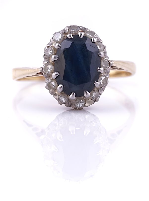 A GOLD, SAPPHIRE AND DIAMOND OVAL CLUSTER RING