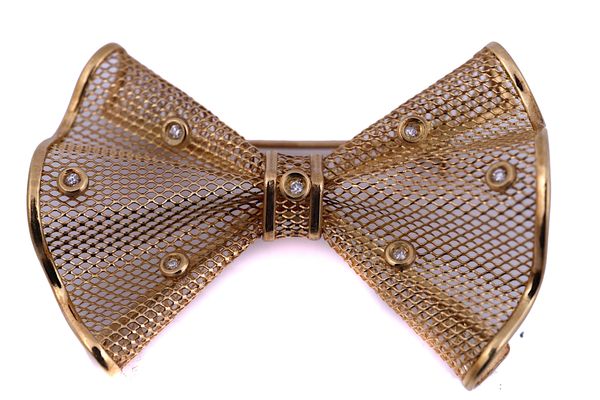 A GOLD AND DIAMOND BROOCH