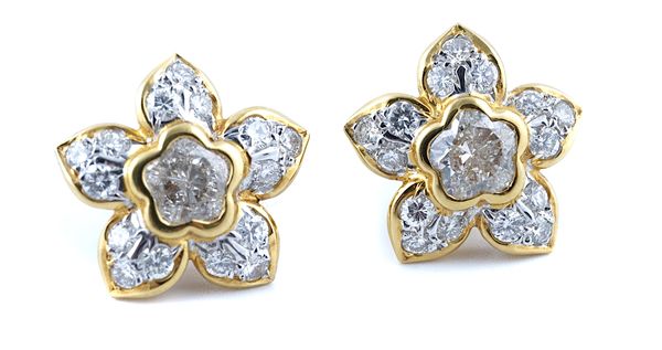 A PAIR OF GOLD AND DIAMOND EARSTUDS