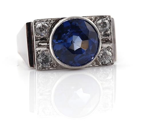 A SAPPHIRE AND DIAMOND RING
