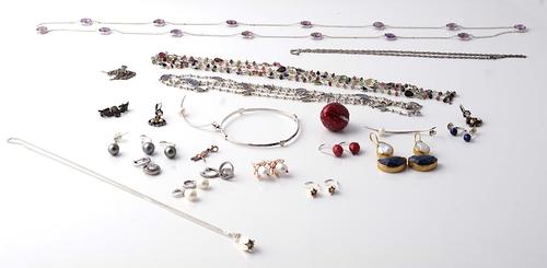 A GROUP OF MOSTLY SILVER JEWELLERY (23)