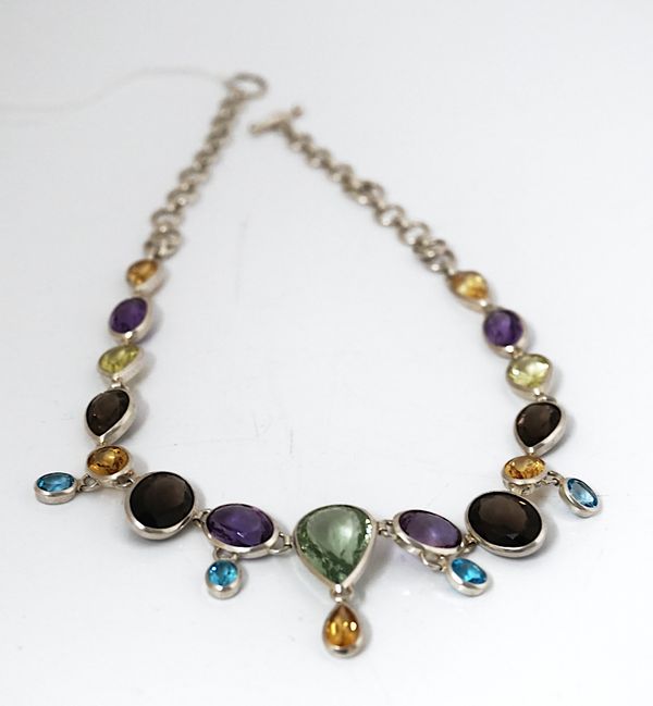 A SILVER AND VARICOLOURED GEMSTONE NECKLACE