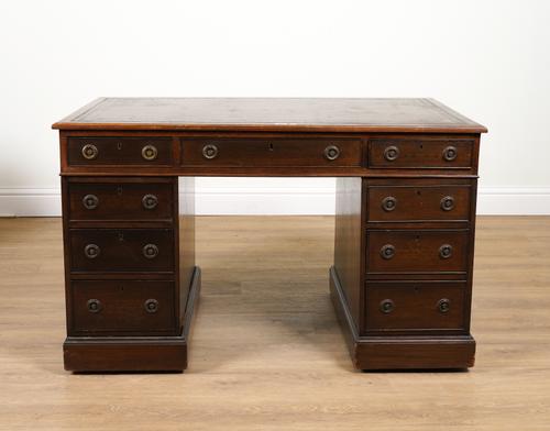 AN EARLY 20TH CENTURY MAHOGANY NINE DRAWER PEDESTAL DESK