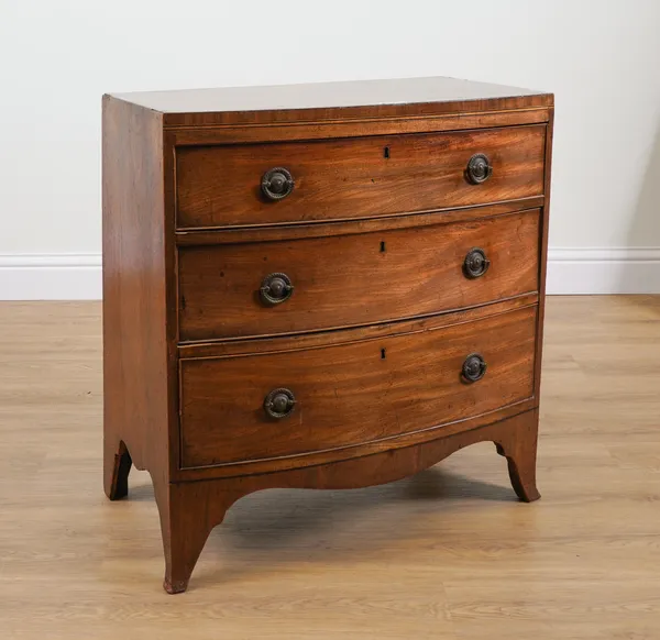 A SMALL REGENCY MAHOGANY BOWFRONT THREE DRAWER CHEST OF DRAWERS