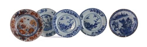 FOUR CHINESE EXPORT PLATES AND A SHALLOW BOWL (5)