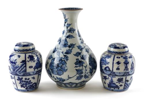 A PAIR OF SMALL CHINESE BLUE AND WHITE OVOID JARS AND COVERS (5)