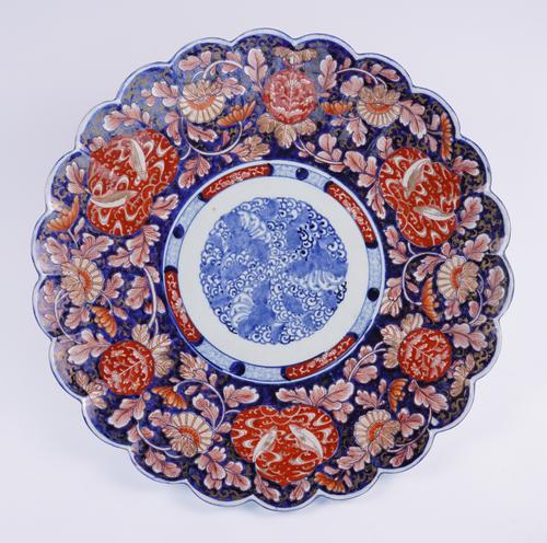A LARGE JAPANESE IMARI DISH