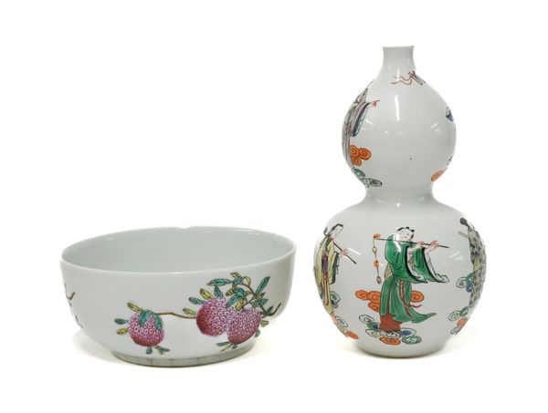 A CHINESE FAMILLE-ROSE BOWL (2)