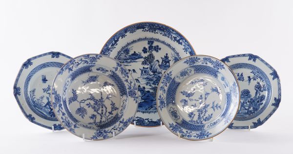 A GROUP OF CHINESE BLUE AND WHITE EXPORT PORCELAIN (5)