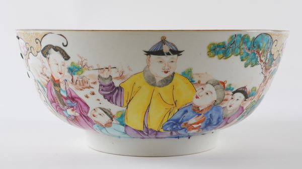 A CHINESE MANDARIN PALETTE BOWL