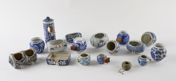 A GROUP OF SIXTEEN CHINESE BLUE AND WHITE BIRD FEEDERS (17)