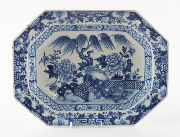 A CHINESE EXPORT BLUE AND WHITE CANTED RECTANGULAR TUREEN STAND