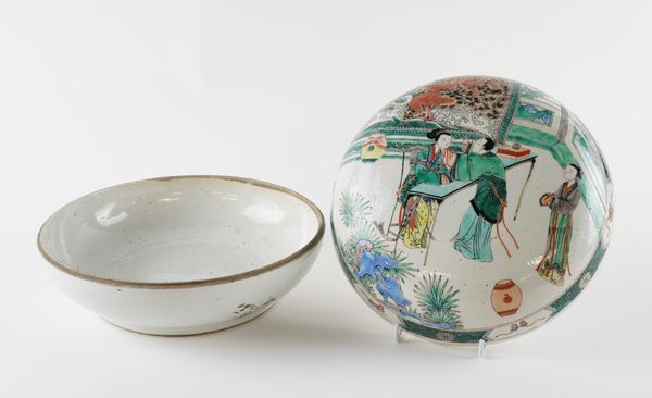 A LARGE CHINESE FAMILLE-VERTE CIRCULAR BOWL AND COVER (2)