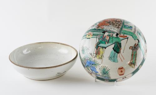 A LARGE CHINESE FAMILLE-VERTE CIRCULAR BOWL AND COVER (2)