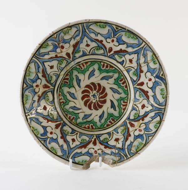 AN ISNIK POTTERY PLATE