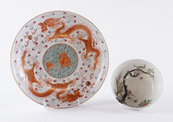 A CHINESE FAMILLE ROSE SAUCER DISH (2)