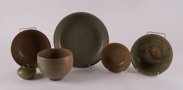 A GROUP OF SIX CHINESE CELADON WARES (6)