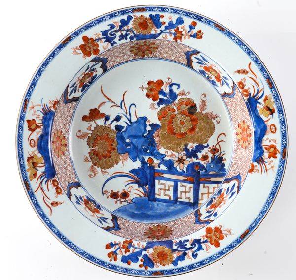 A LARGE CHINESE IMARI BASIN