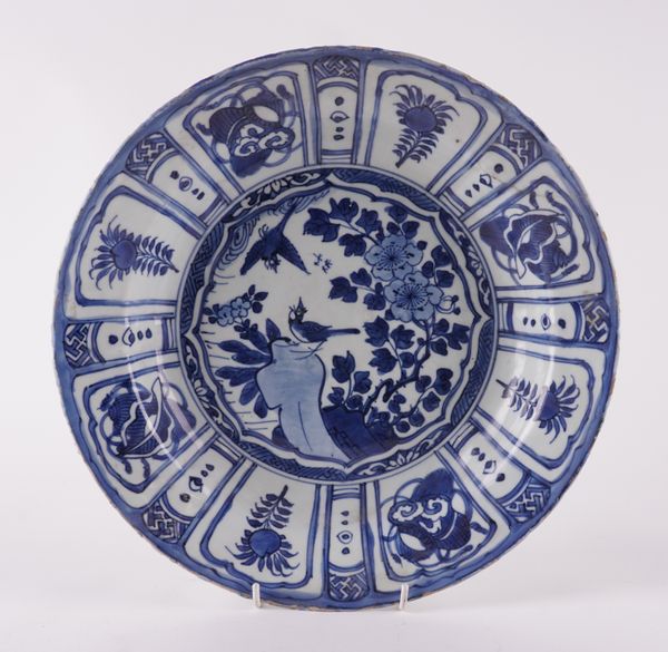 A CHINESE BLUE AND WHITE KRAAK PORCELAIN DISH